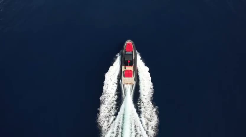 The boat running along the coast, seen from above.